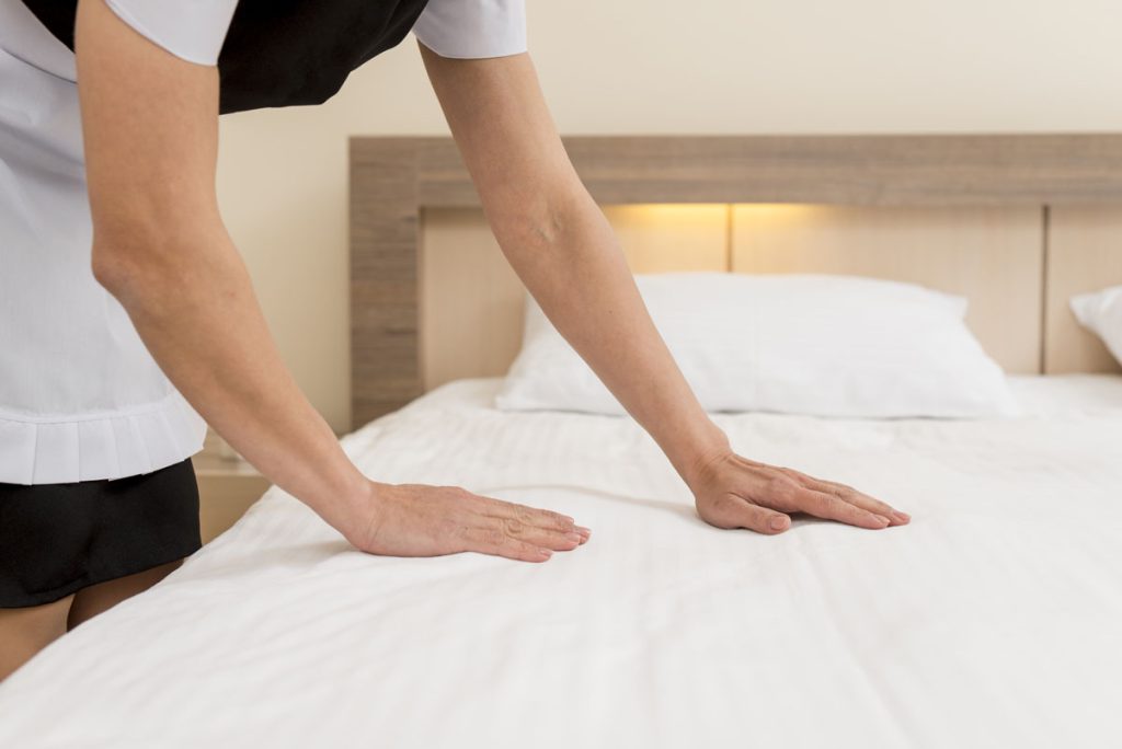 imagen de camarera de hotel.